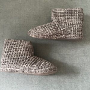 Like New Pair of Parachute Waffle House Booties